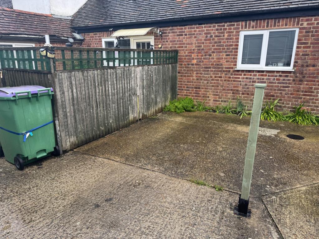 Lot: 109 - THREE-BEDROOM COTTAGE FOR IMPROVEMENT - Parking space